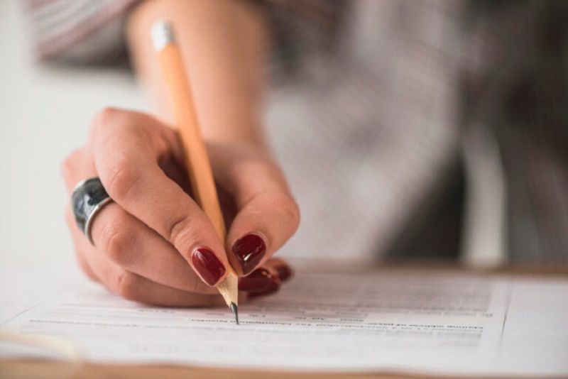 Đọc soát tỉ mỉ từng câu chữ là bước quan trọng cuối cùng để hoàn thiện bài luận du học.